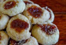 Pasticcini mandorle e marmellata light: morbidi e golosissimi, sono una cascata di piacere
