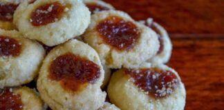 Pasticcini mandorle e marmellata light: morbidi e golosissimi, sono una cascata di piacere