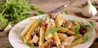 Penne al pollo e pomodori secchi pochi minuti e sono subito in tavola