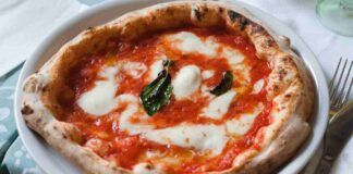 Facciamo la pizza? Prova la Margherita con il cornicione alto e il sugo di pomodori freschi. Non te ne pentirai!