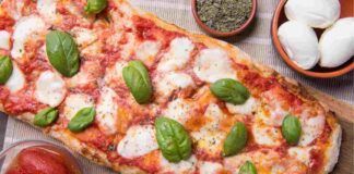 Pizza in teglia di Benedetta Rossi: alta, soffice e veloce cosa vuoi di più?