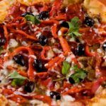 Pizza salame e peperoni croccante ai bordi e morbida dentro, il miglior modo per stuzzicare l'appetito