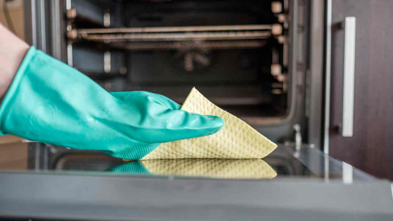 Il trucco per pulire il forno in un istante