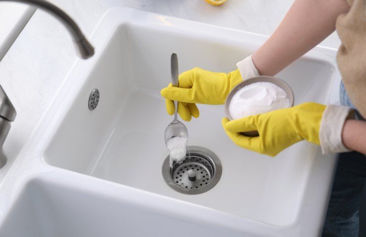 Come pulire l'interno del lavandino del bagno