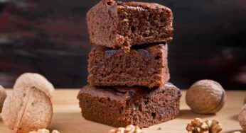 Quadrotti cioccolato e noci: un dessert paradisiaco, stendi tutti dopo cena!