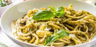 Spaghetti al pesto di basilico, cremosi e fumanti sono subito in tavola