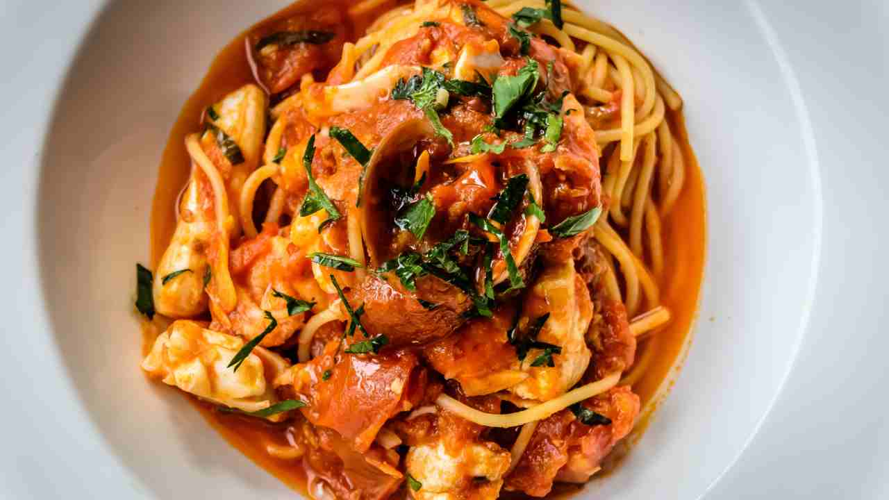 Spaghetti orata e vongole in soli 10 minuti servirai un pranzo da vero chef!