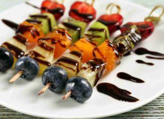 Spiedini di frutta con nutella| freschi e golosi| il web è in delirio