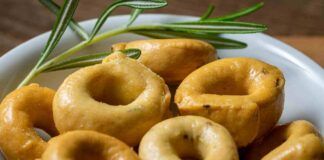 Taralli senza lievito croccanti e friabili perfetti da accompagnare salumi e formaggi