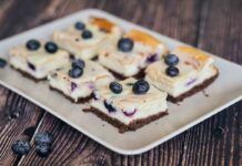 Tartine dolci con crema al formaggio e mirtilli 17052023 ricettasprint