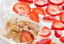 Tiramisù alle fragole light, affonda il cucchiaino nella cremosa farcia che lo racchiude