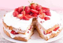 Torta Paradiso con panna e fragole