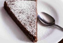 Torta al cioccolato fatta con soli 3 ingredienti: morbida, economica e golosissima, è subito pronta