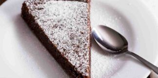 Torta al cioccolato fatta con soli 3 ingredienti: morbida, economica e golosissima, è subito pronta