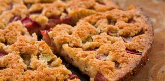 Torta al rabarbaro: dal sapore avvolgente per una colazione che non teme rivali Ricettasprint