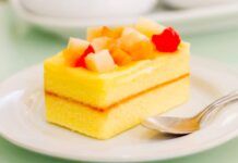 Torta alla frutta con pan di Spagna: alta, soffice, golosa, affondaci subito i denti!