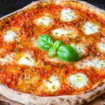 Pizza Margherita senza lievito: croccante ai bordi, morbidissima e filante al centro