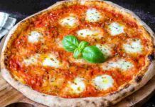 Pizza Margherita senza lievito: croccante ai bordi, morbidissima e filante al centro Pizza Margherita senza lievito: croccante ai bordi, morbidissima e filante al centro