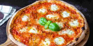 Pizza Margherita senza lievito: croccante ai bordi, morbidissima e filante al centro