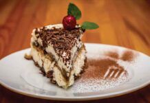 Torta tiramisù cremosa: pronta in 5 pochi minuti, ideale per far spegnere le candeline