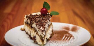 Torta tiramisù cremosa: pronta in 5 pochi minuti, ideale per far spegnere le candeline