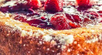 Torta veloce alle fragole dall’impasto alla copertura è un tripudio di bontà sorprendente