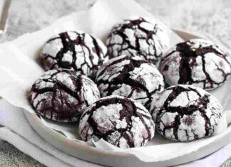 Amaretti al cioccolato morbidi | senza farina e subito pronti | sono la ricarica che stai aspettando!