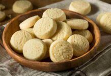 Biscotti al formaggio spalmabile | fragranti e light | provali inzuppati nel latte, sono strepitosi!