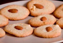 Biscotti alle mandorle sottilissimi | croccanti, golosi e pronti in un attimo | uno tira l’altro! Biscotti alle mandorle sottilissimi | croccanti, golosi e pronti in un attimo | uno tira l'altro!