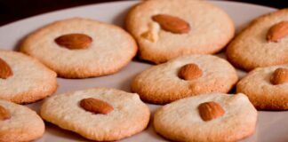 Biscotti alle mandorle sottilissimi | croccanti, golosi e pronti in un attimo | uno tira l'altro!