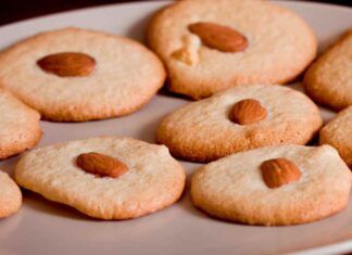 Biscotti alle mandorle sottilissimi | croccanti, golosi e pronti in un attimo | uno tira l'altro!
