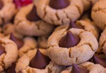Biscotti di pasta frolla con cioccolato al latte, e la merendina dei bambini si fa irresistibile