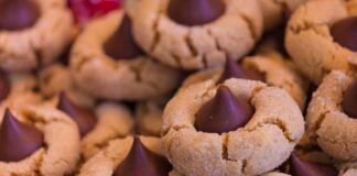 Biscotti di pasta frolla con cioccolato al latte, e la merendina dei bambini si fa irresistibile