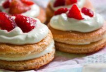 Biscotti morbidi con crema chanilly e fragole 25062023 ricettasprint