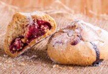 Biscotti ripieni di ciliegie lasciati conquistare a colazione, senza eccedere con le calorie