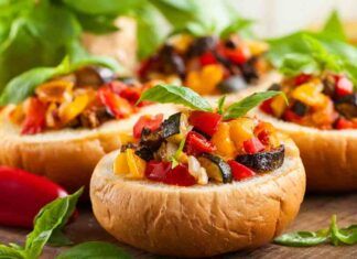 Bocconcini di pane con verdure gustosa ghiottoneria da servire come aperitivo