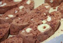 Cantucci al cioccolato | croccantissimi, ricetta facile pronta subito Cantucci al cioccolato | croccanti e golosi | sono il dessert perfetto