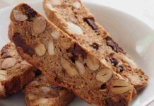 Cantuccini mandorle nocciole e cioccolato | Golosi e invitanti | la ricetta della nonna da provare subito!