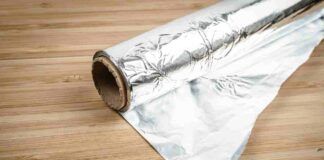 Come utilizzare la carta stagnola per pulire in cucina