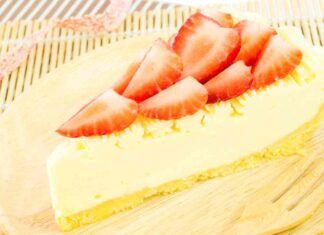 Cheesecake alla fragole light | fresca e subito pronta | è la marcia in più che ci vuole