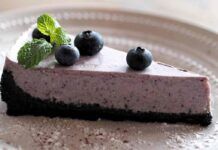 Cheesecake fondente con philadelphia e purea di mirtilli, con questa bontà il buongiorno è perfetto Cheesecake fondente con philadelphia e purea di mirtilli 29062023 ricettasprint