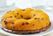 Ciambella alle gocce di cioccolato ripiena di crema alle nocciole come si fa a resistere a tanta bontà