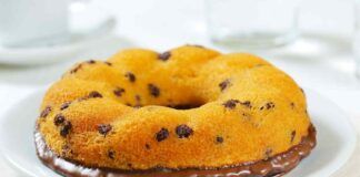 Ciambella alle gocce di cioccolato ripiena di crema alle nocciole come si fa a resistere a tanta bontà