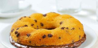 Ciambella alle gocce di cioccolato ripiena di crema alle nocciole come si fa a resistere a tanta bontà