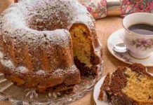Ciambellone bicolore con latte condensato talmente morbido che si scioglie in bocca, una fetta tira l'altra