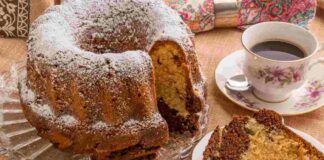 Ciambellone bicolore con latte condensato talmente morbido che si scioglie in bocca, una fetta tira l'altra