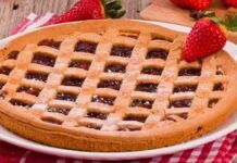 Crostata con fragole fresche | rustica e veloce | la merendina indimenticabile delle nonne