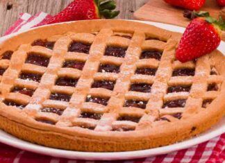 Crostata con fragole fresche | rustica e veloce | la merendina indimenticabile delle nonne