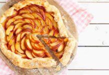 Crostata alle pesche 2.0 si prepara senza pasta frolla e con soli 3 ingredienti, per un dessert last minute!