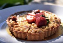 Crostata con crema di caramello e fragole 01062023 ricettasprint
